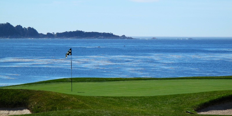 Golf green overlooking the ocean